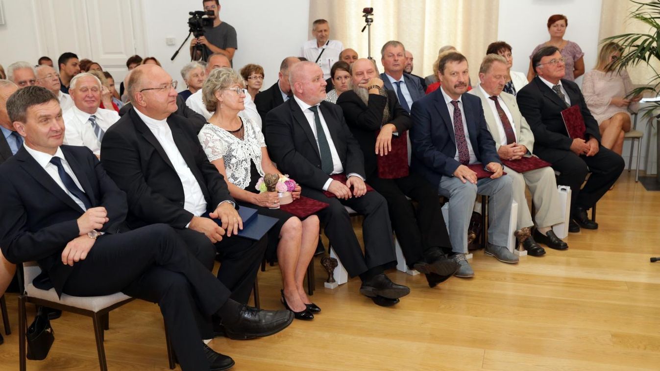 Munkájuk, közéleti szerepvállalásuk miatt érdemeltek rangos kitüntetéseket