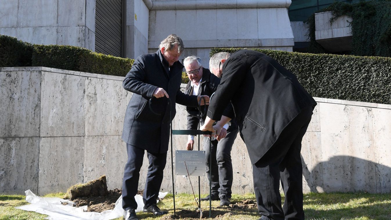 Trianoni emlékfát ültetett a Nemzeti Színház
