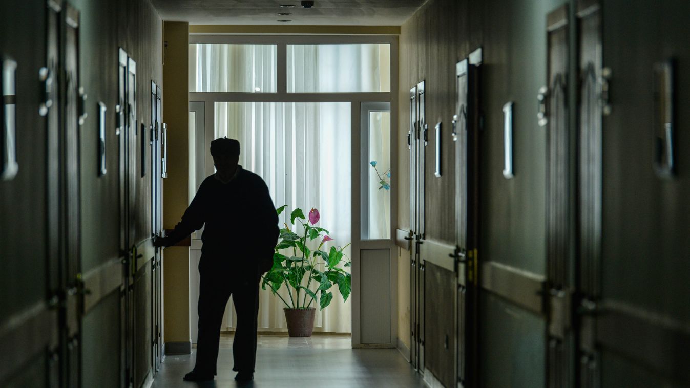 Idős gondozottakat fosztogattak gyámügyesek, gondnokok és idősotthoni vezetők