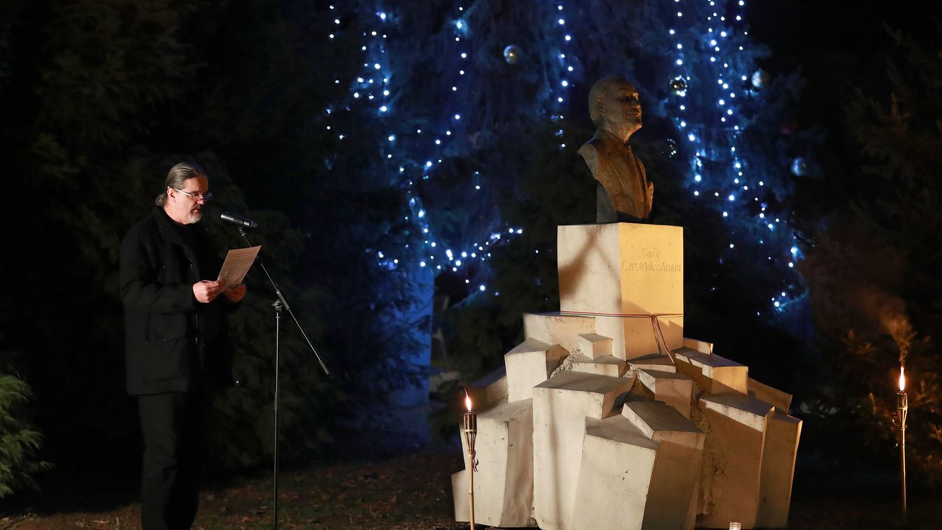 Tizenöt éve avatták fel az író és költő, Wass Albert szobrát