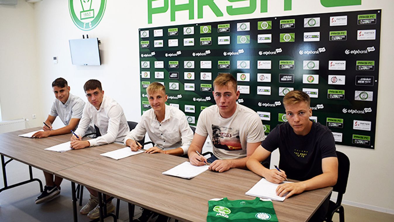 Tehetséges fiatalok kaptak szerződést Pakson