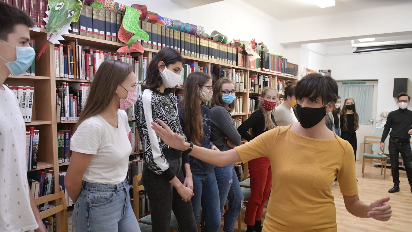 Parti-novellákat dolgoztak fel