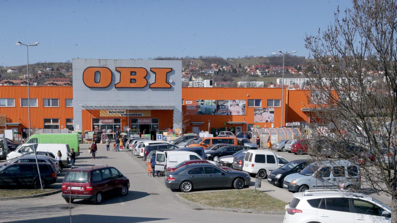 Tele voltak az áruházak a hétvégén