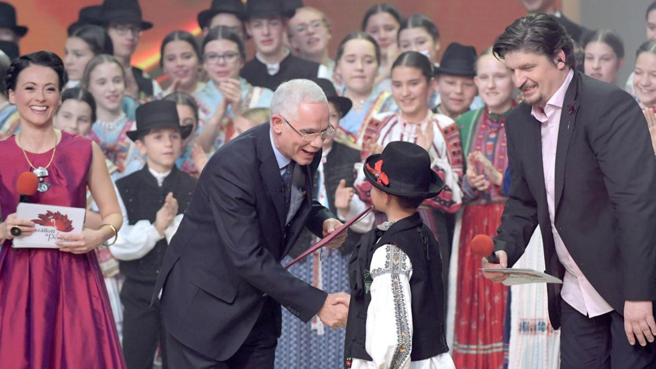 Mától újra Felszállott a páva