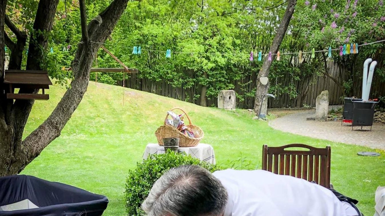 A kormányfő is elment locsolkodni (fotó)