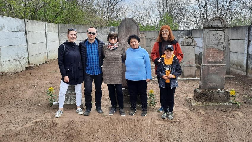 TEOL – Rendbe tették önkéntesek a zsidó temetőt