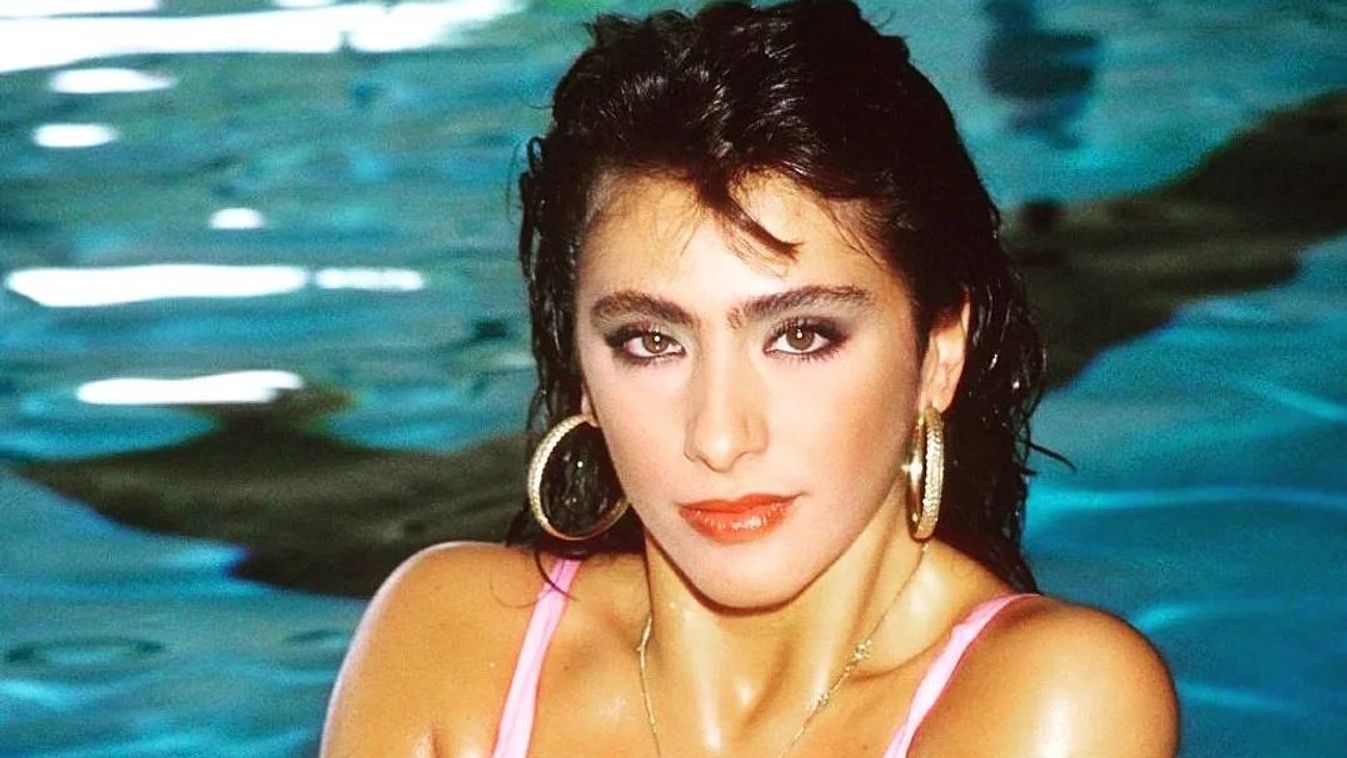 Semmit sem változott! Sabrina hatalmas mellei ma is alig férnek bele a bikinifelsőbe