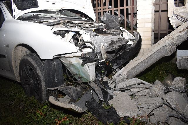 Villanyoszlopnak és egy kerítésnek csapódott a sofőr (Forrás: police.hu)