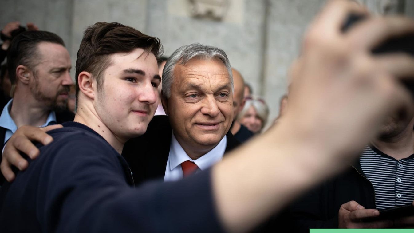 Szelfibajnokság: a fiatalok körében Orbán Viktor és Novák Katalin a legnépszerűbb