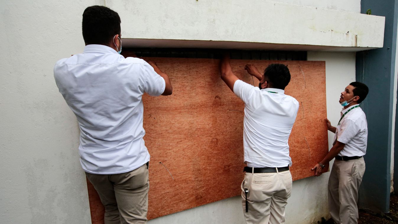 Ezreket evakuáltak Nicaraguában a Julia hurrikán miatt