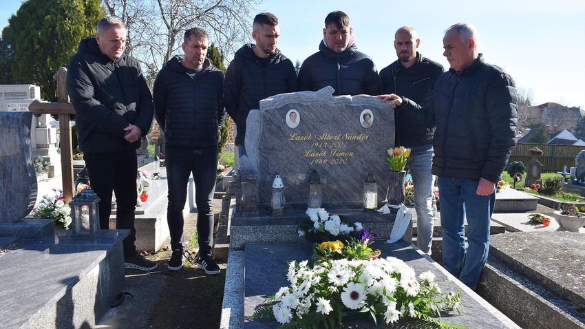 The captains and players of Paksi FC laid a wreath at the grave of Albert Lazuc