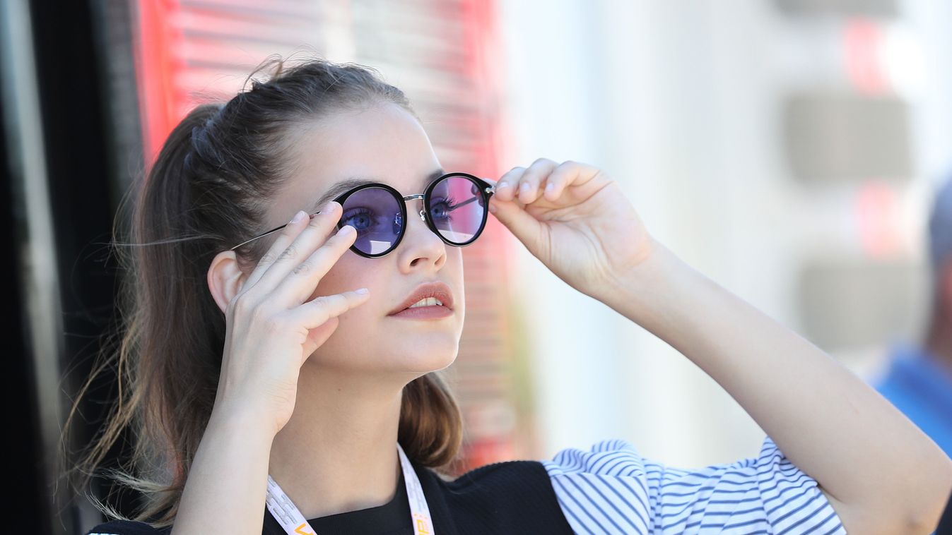Hoppá! Nem keveset mutatott meg a kebleiből Palvin Barbi
