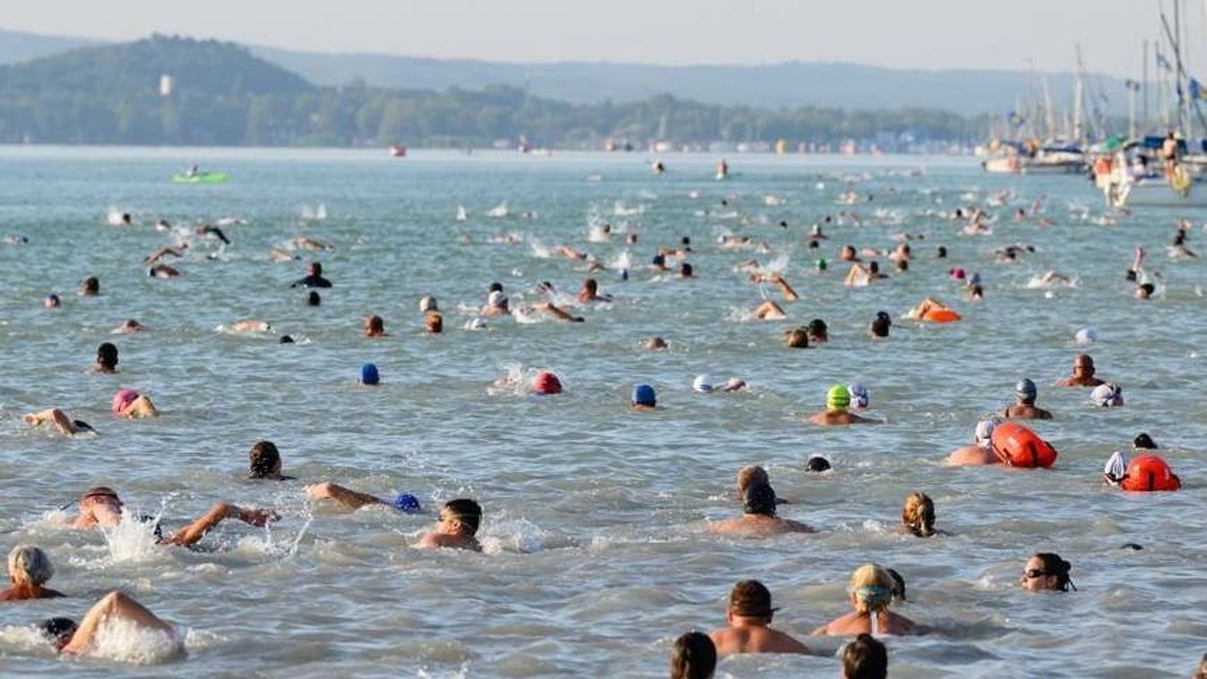 Sajátos módon teljesítette a Balaton-átúszás távját a híres színész