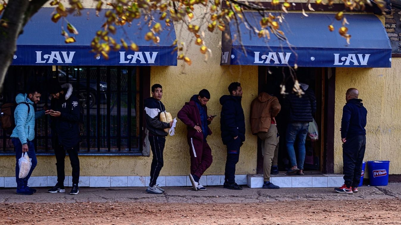 A migránsok sokszor támadják fahusángokkal, kövekkel és csúzliból kilőtt fémgolyókkal a rendőröket