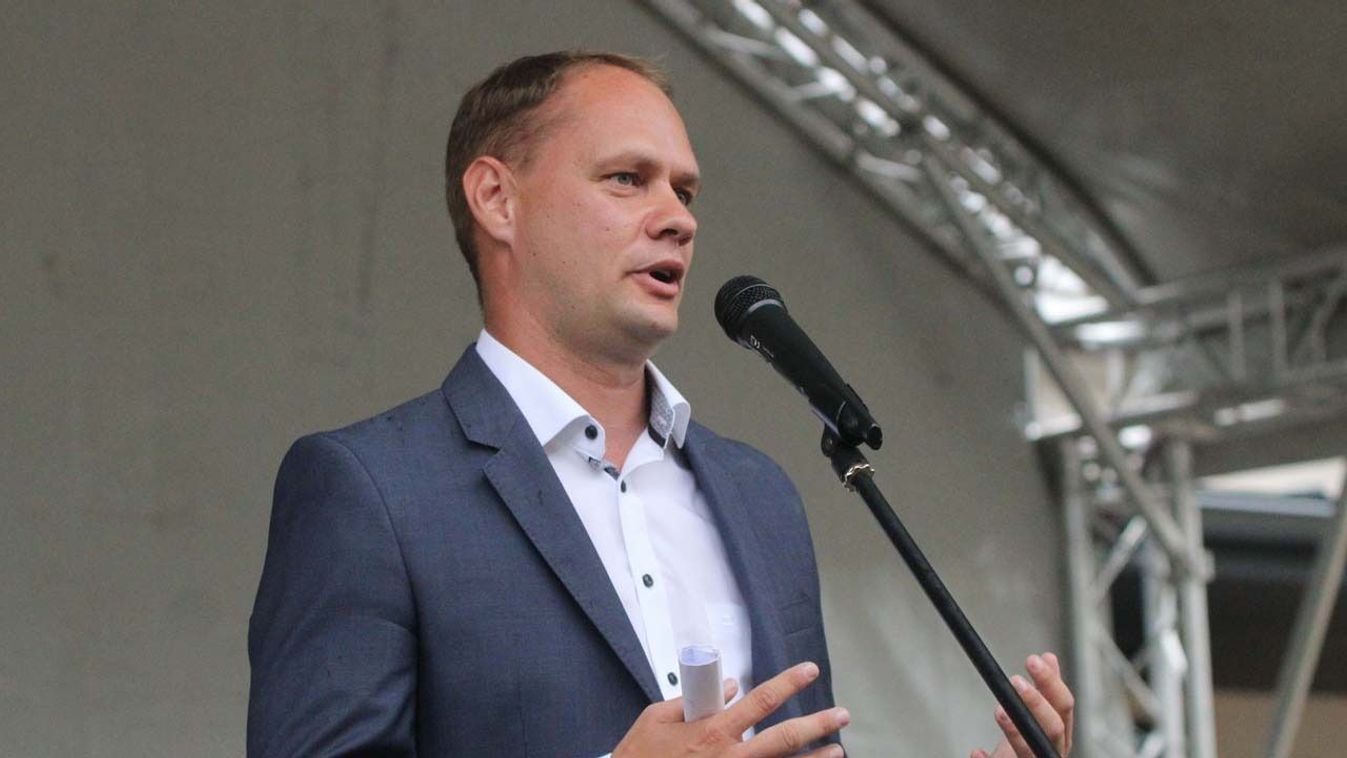 Népviseletet öltöttek a kisdiákok a szüreti mulatságon