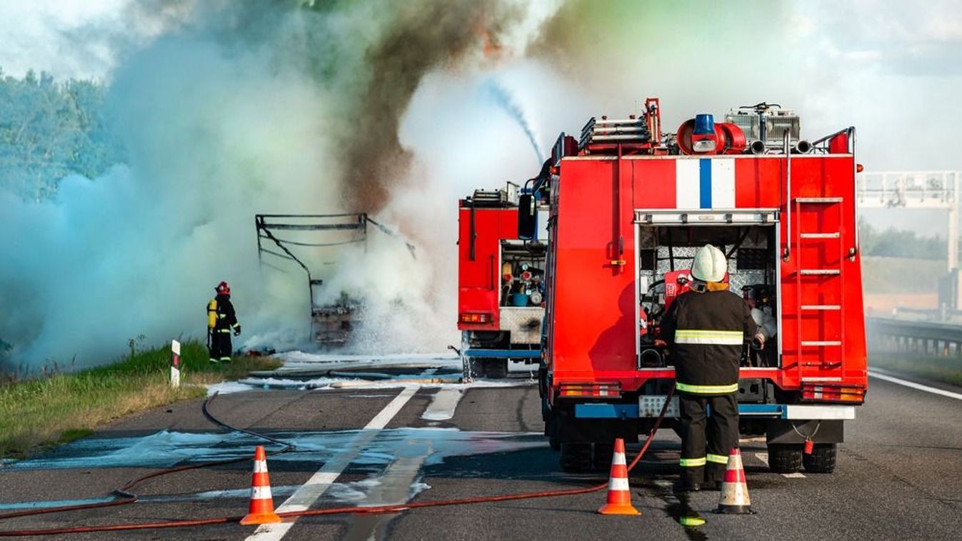 Kigyulladt egy kisteherautó Tolnán