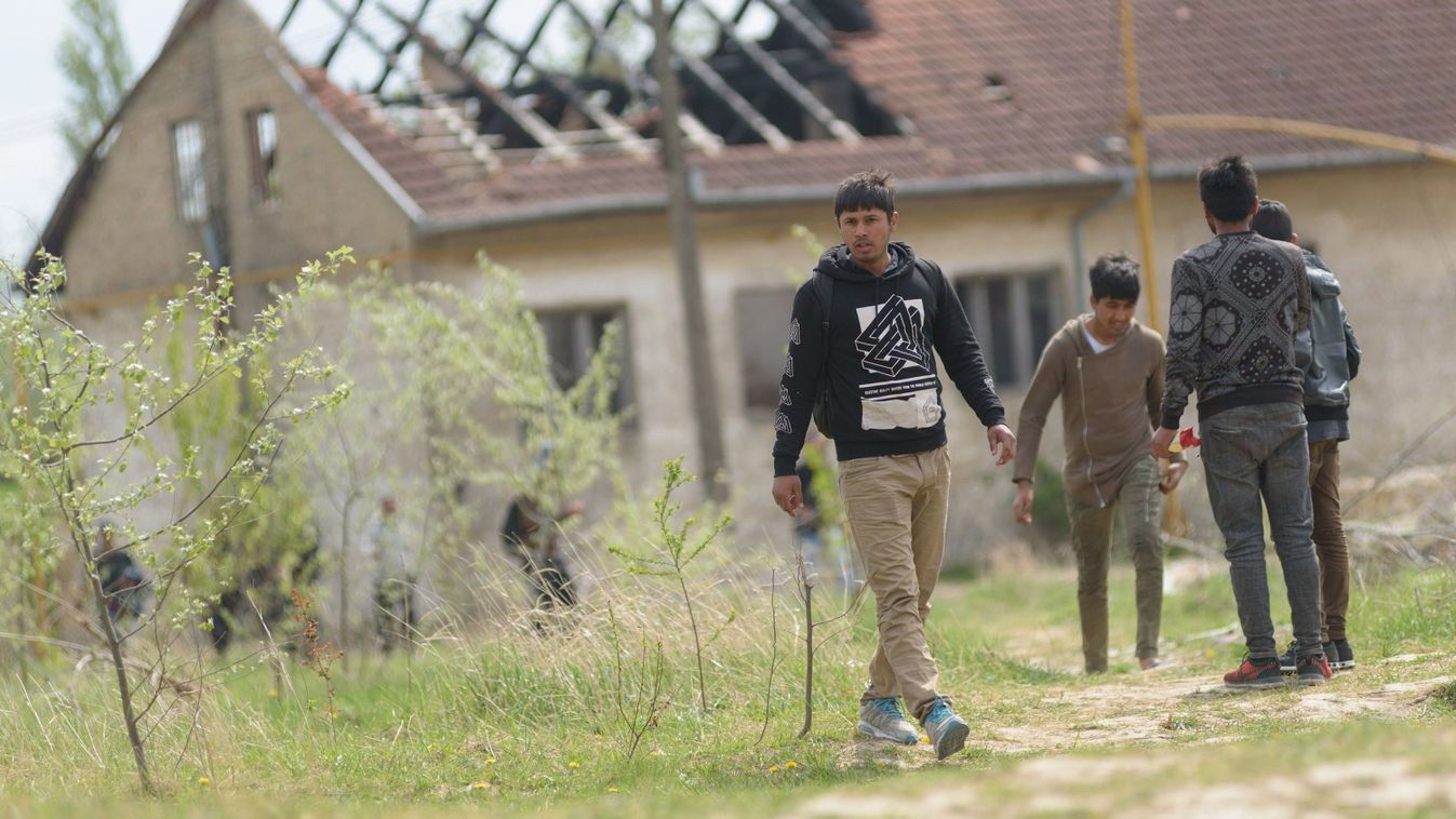 Az egyre agresszívabb migránsok gyermekeket használnak pajzsként (videó)