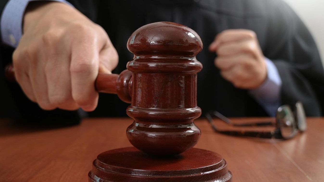 A bíróság előtt folytatódik a családi idill
