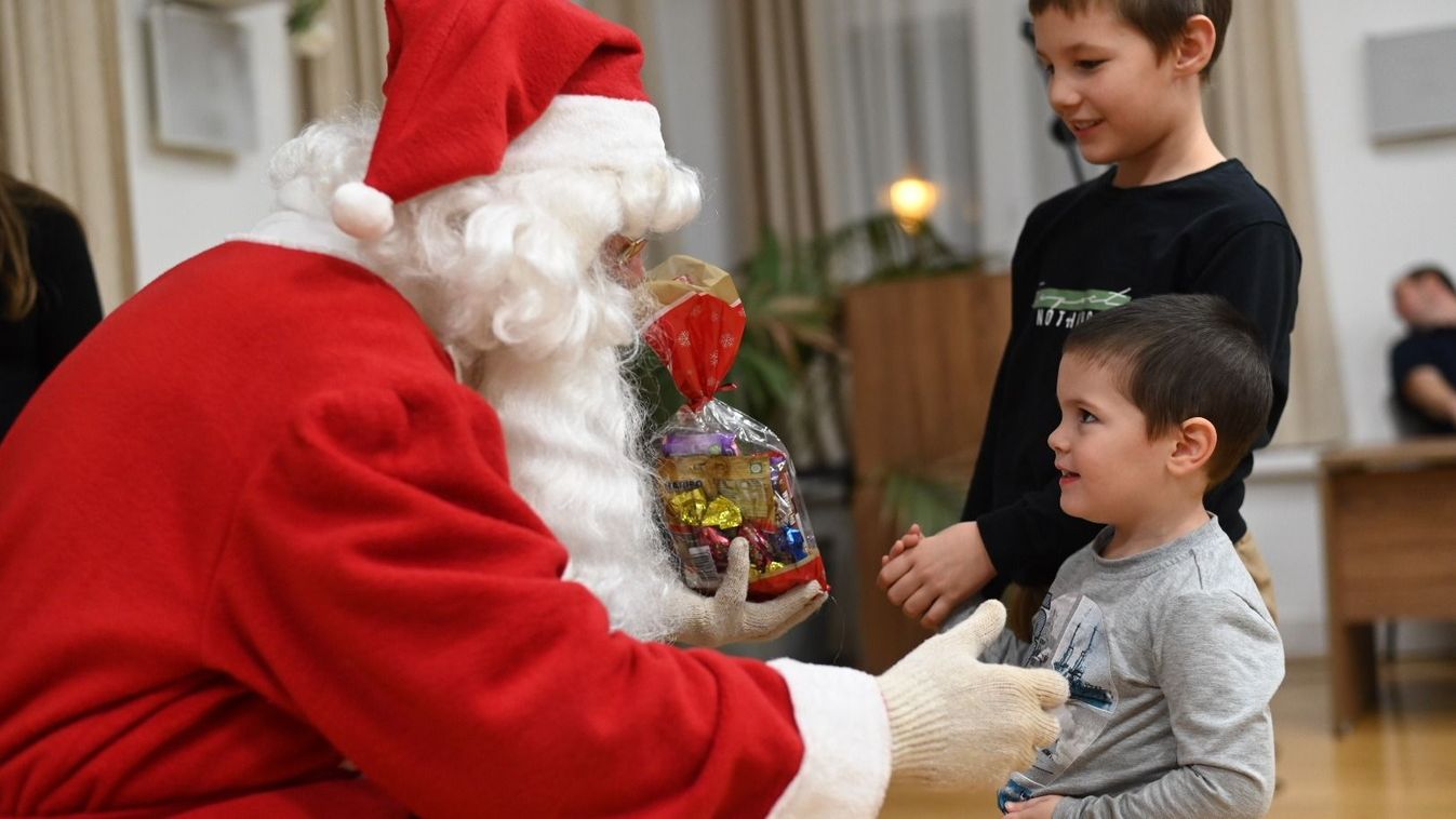 Muzsikával várták a polgármesteri hivatalban a Mikulást