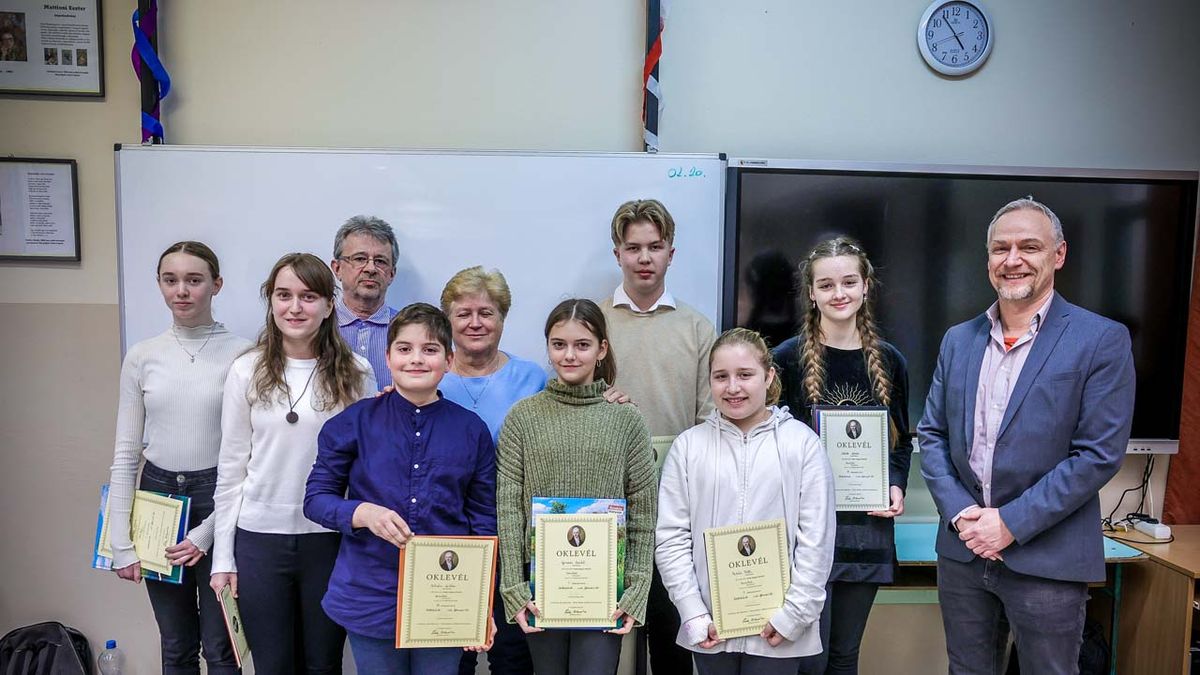 A Dienes két tanulója képviseli Tolna vármegyét a Szép Magyar Beszéd versenyen