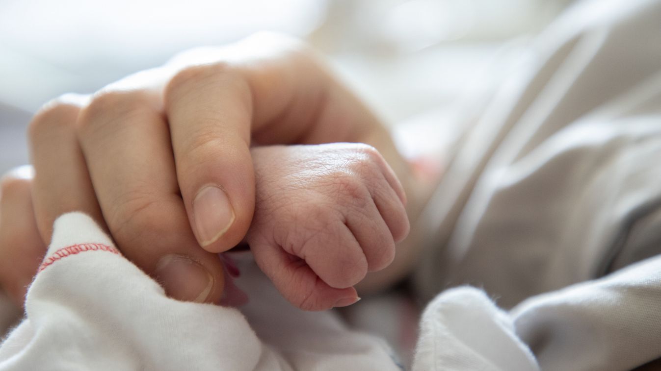 Zacskóba csomagolta, majd kidobta kisbabáját a reptéren egy nő