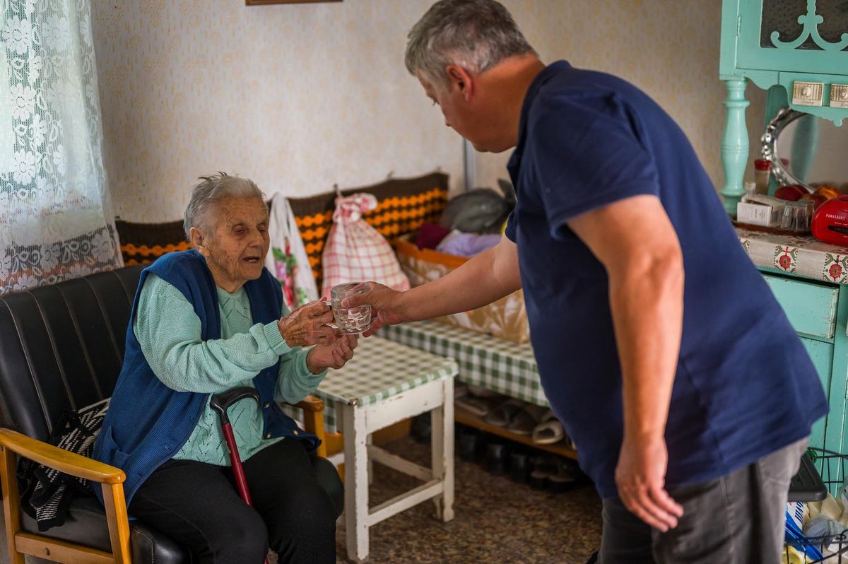 Falu- és tanyagondnoki szolgálat ellátói idős embereket segítenek.