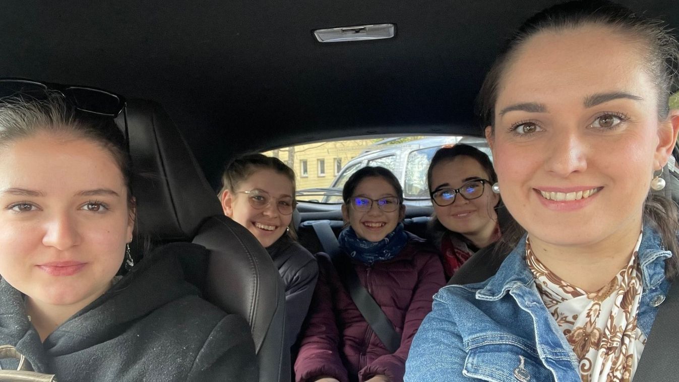Zsikó Zsuzsanna az autista gyerekeknek adott műsort