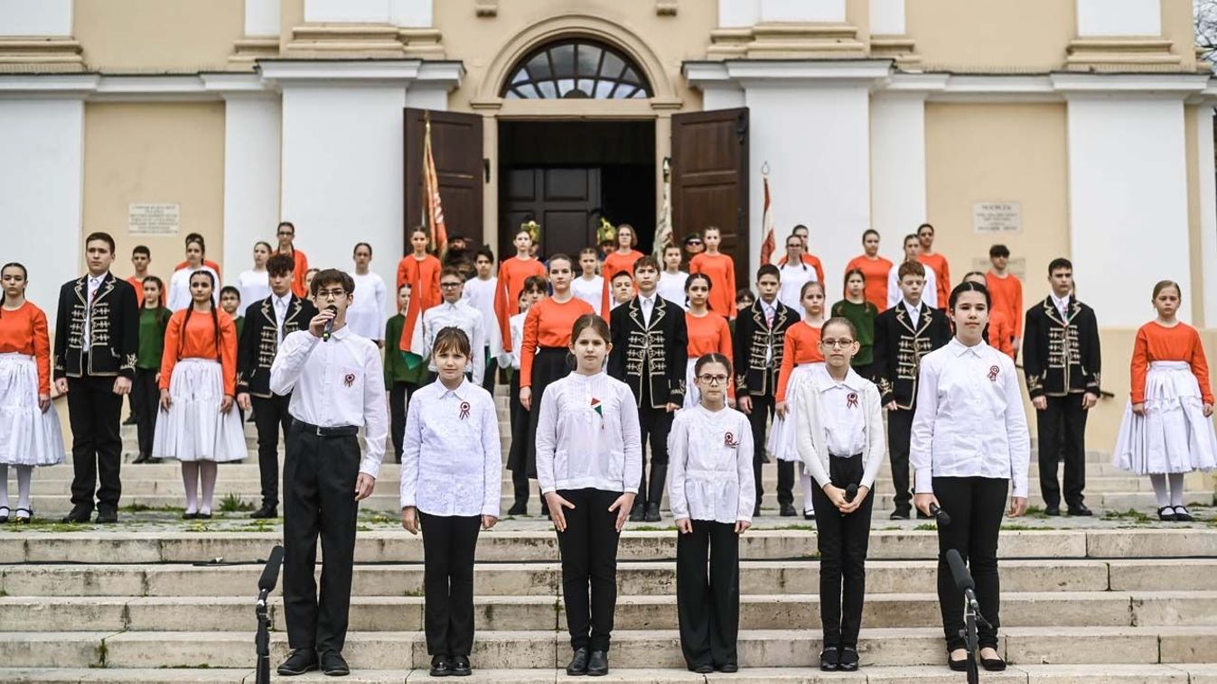 Szekszárdon százak köszöntötték az ünnepet a történelmi helyszínen – galériával