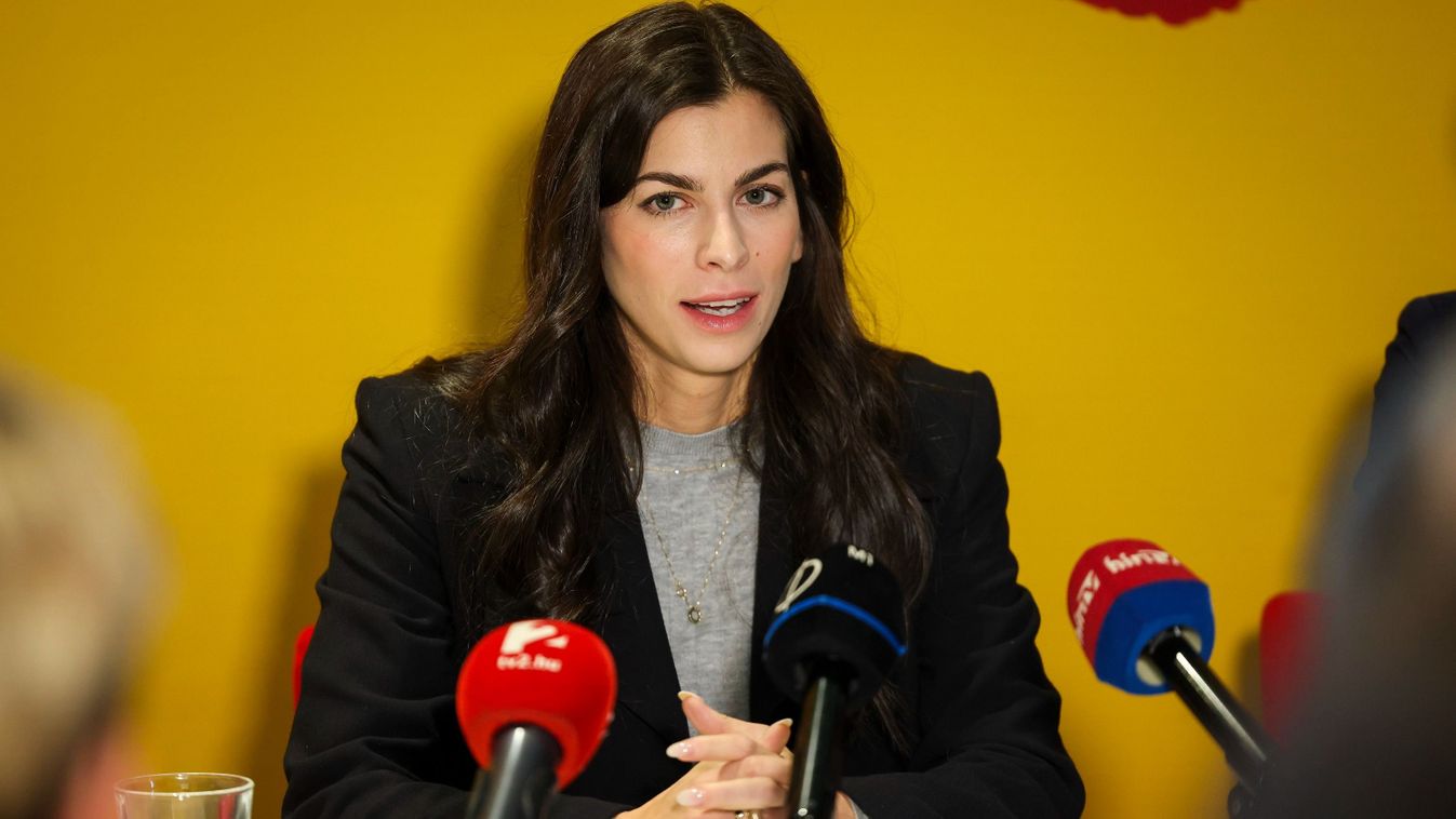 Szentkirályi Alexandra: Karácsony a villamosokról is kamuzott (videó)