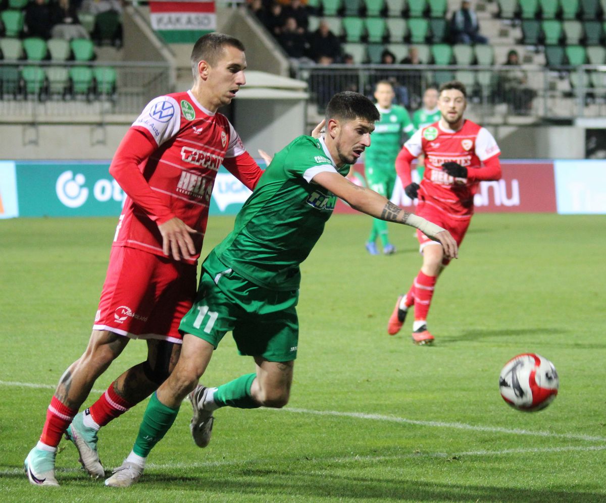 A Paksi FC (zöldben Osváth Attila) hat meccse veretlen a DVTK ellen