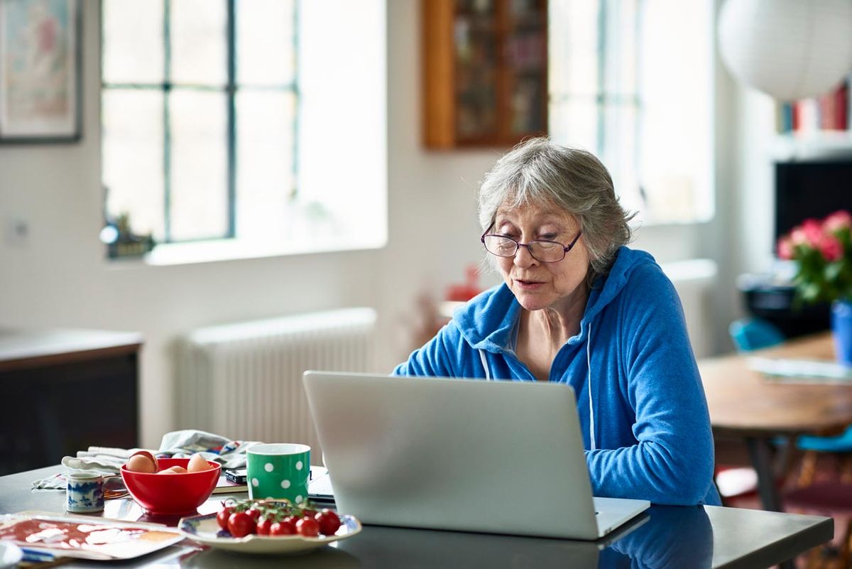 Online veszélyek: Az egyedül élő idősebbek kiszolgáltatottak.