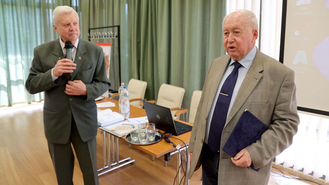 Dicentyre emlékeztek a kertbarátok ülésén