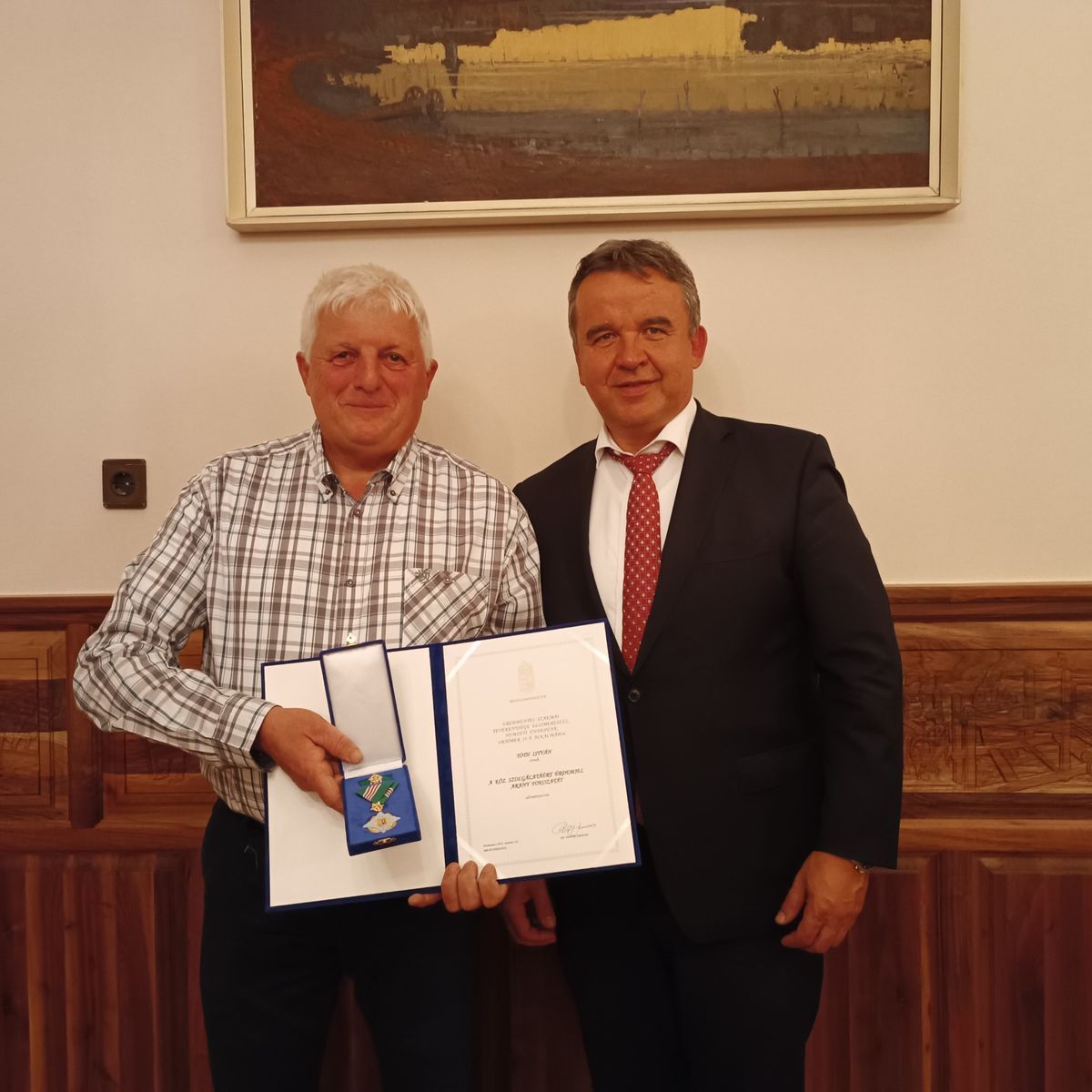 A bogyiszlói Tóth István (balra) ismét a polgármesterjelöltek között van. Tolna vármegyében ő rekorder