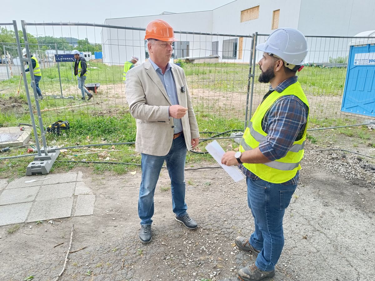 Máté Péter, a szekszárdi közgyűlés Pénzügyi Bizottságának elnöke személyesen tekintette meg pénteken a szekszárdi uszoda munkaterületén folyó munkálatokat.