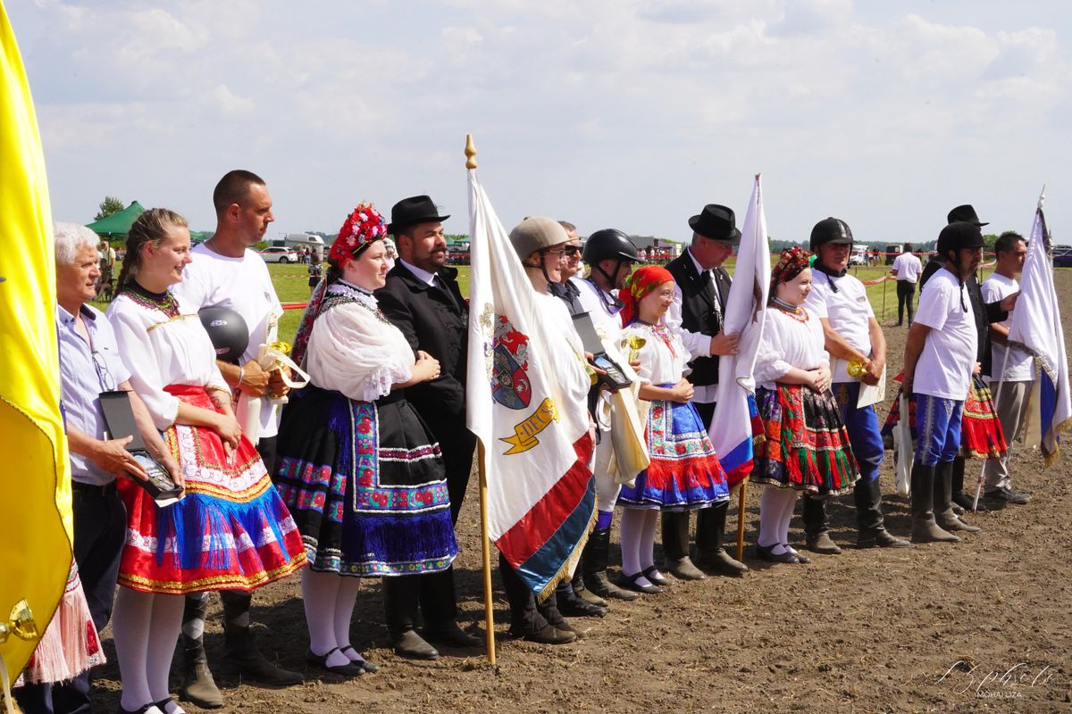 A sárközi települések lovasai is versenyeztek egymással, népviseletbe öltözve vették át a díjakat