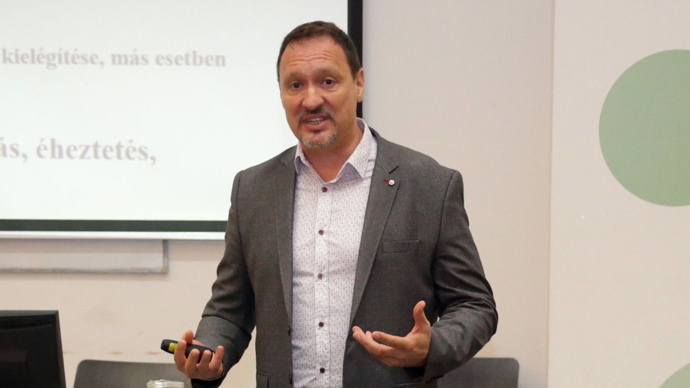 Miért vágták ki a paksi politikus arcát a plakátról?