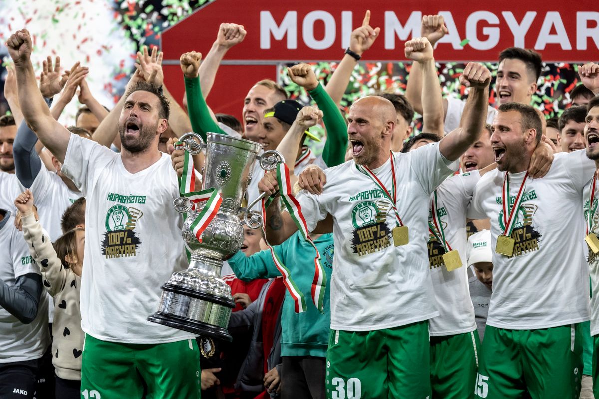 A Paksi FC játékosai a nagy fülű kupával ünnepelték a klub fennállásának legnagyobb sikerét