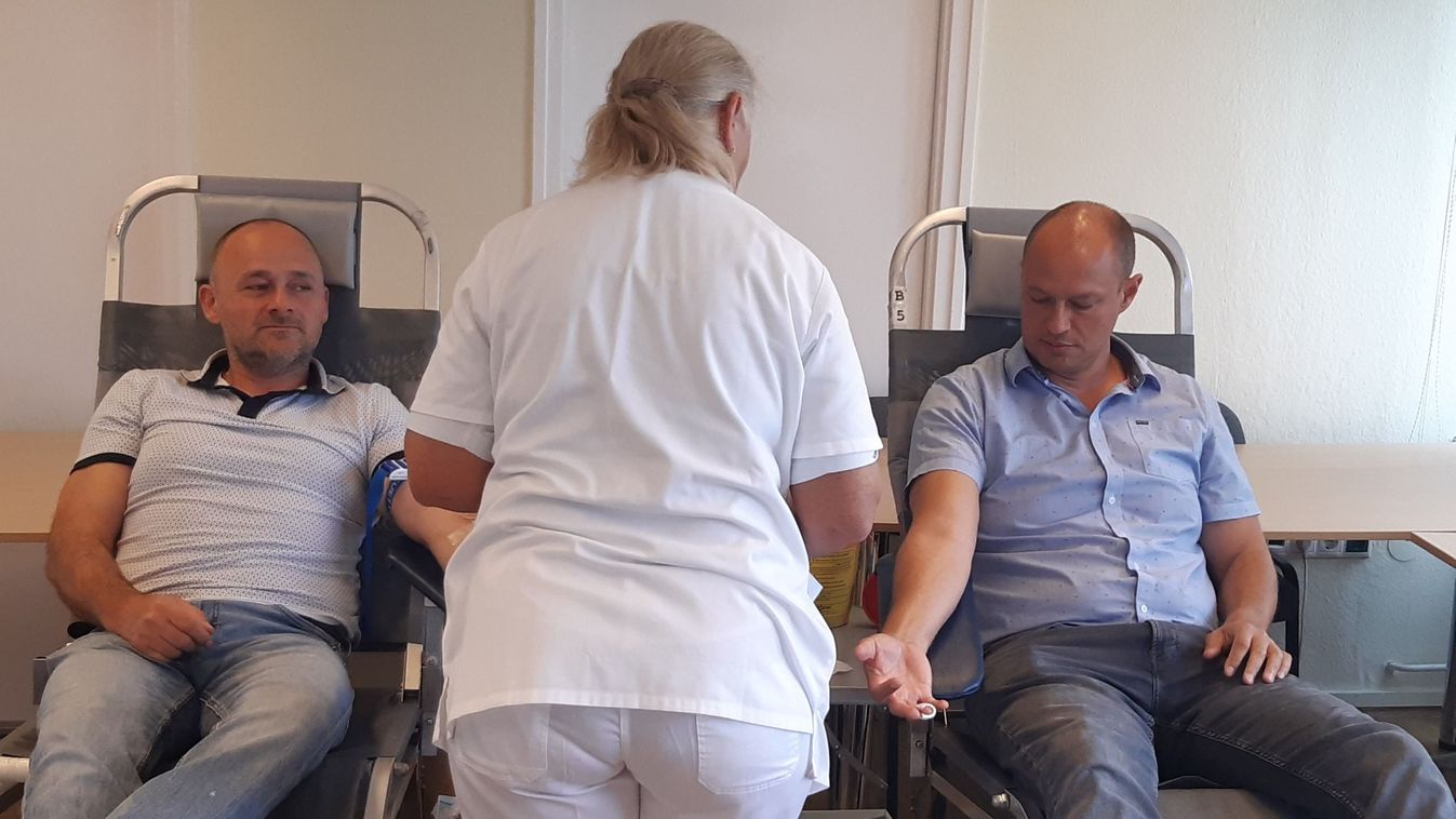 Vérükkel is segítenek a rendőrök