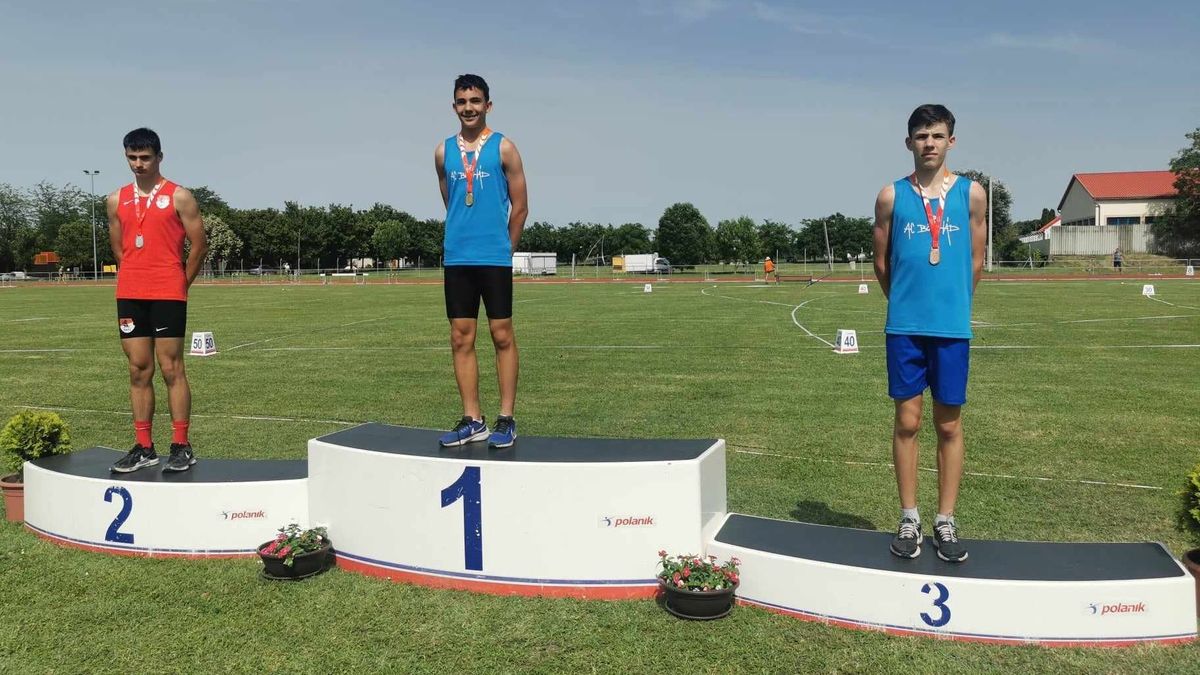 A bonyhádi Máté Patrik (középen) négy éremmel zárta a szekszárdi fordulót