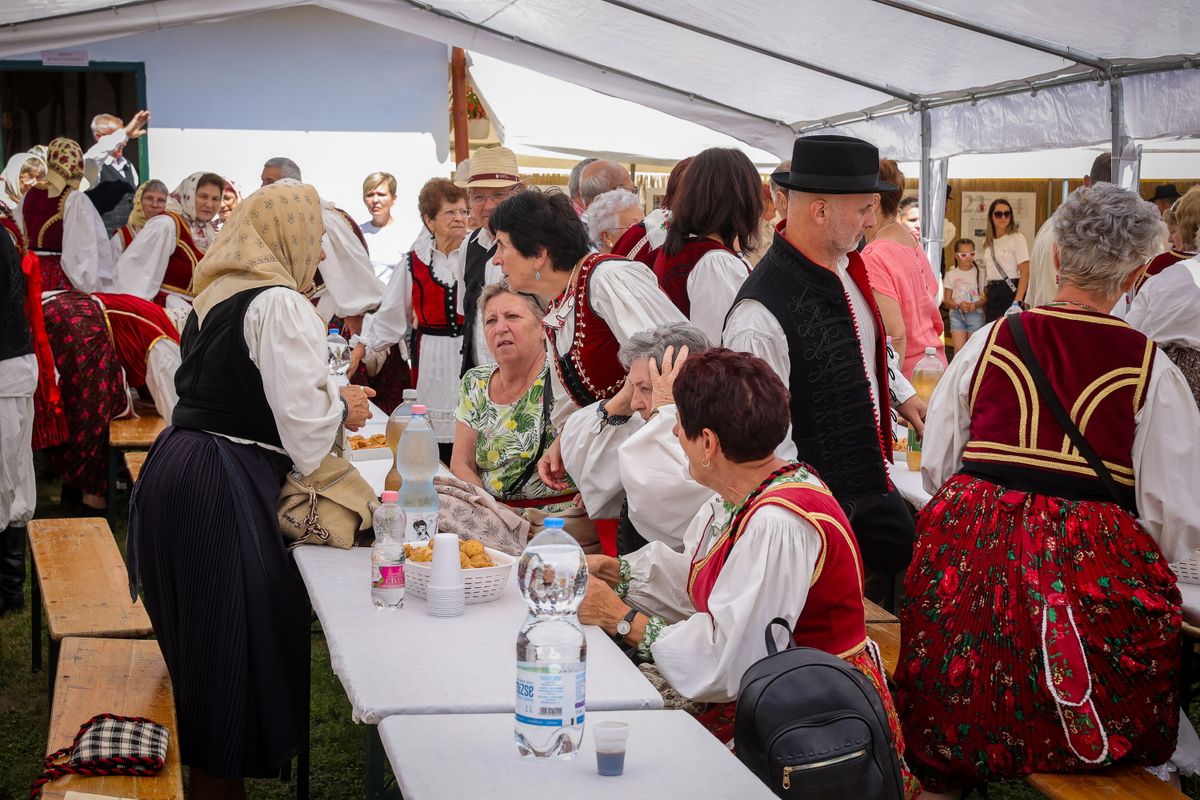 Hőgyészen találkoztak a székelyek
35 éves a Bukovinai Székelyek Országos szövetsége
Székely Találkozó, Hőgyész, 2024 június 15. a hőgyészi Székely Háznál 