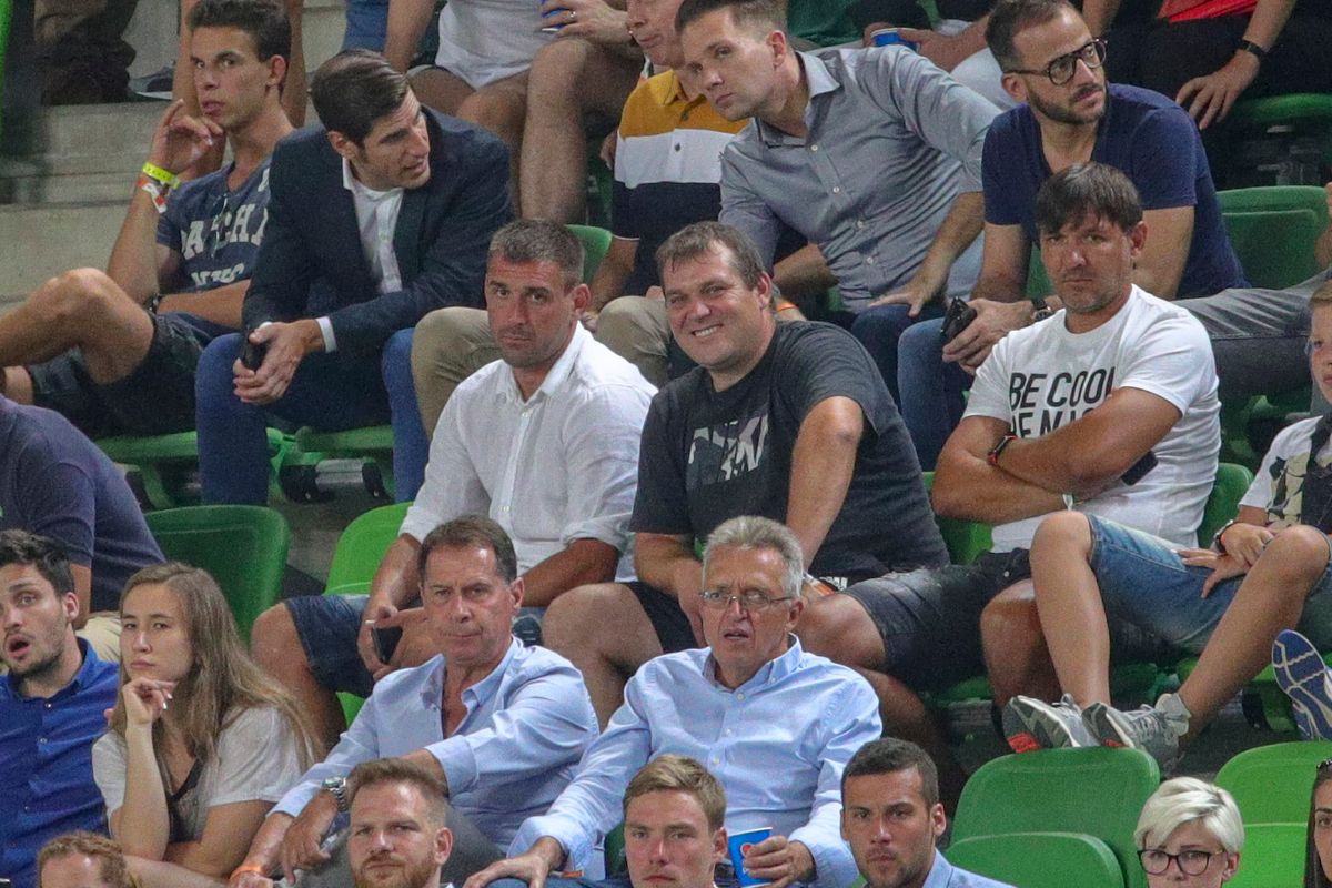 Éger László (jobbról) Böde Istvánnal és Böde Dániellel (balról) egy magyar bajnoki mérkőzésen