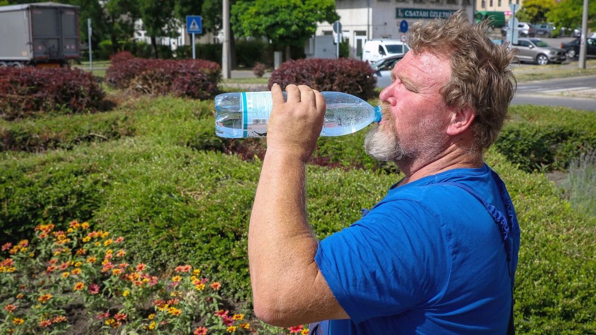 Szakad a víz rólunk, fuldoklunk a melegtől