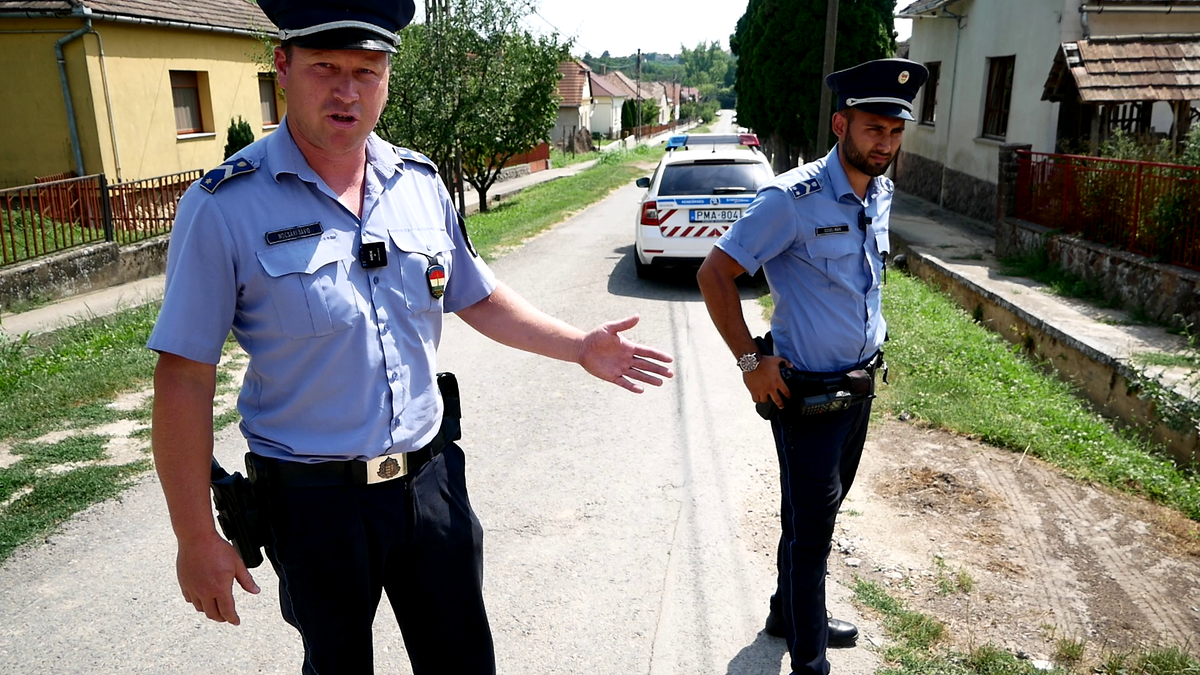 Mocsári Dávid és Szedeli Márk, a két életmentő rendőr a biztos halálból hozták vissza a hőgyészi férfit.