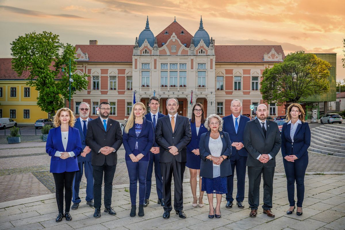 A Fidesz-KDNP csapata (balról): Janó Attiláné, dr. Fusz György, Koller Tamás, Szabó Noémi, Böröcz Máté, Berlinger Attila, Móra Viktória, dr. Bali Ildikó, Máté Péter, Szollár Zoltán, Gréczy-Félegyházi Gyöngyvér