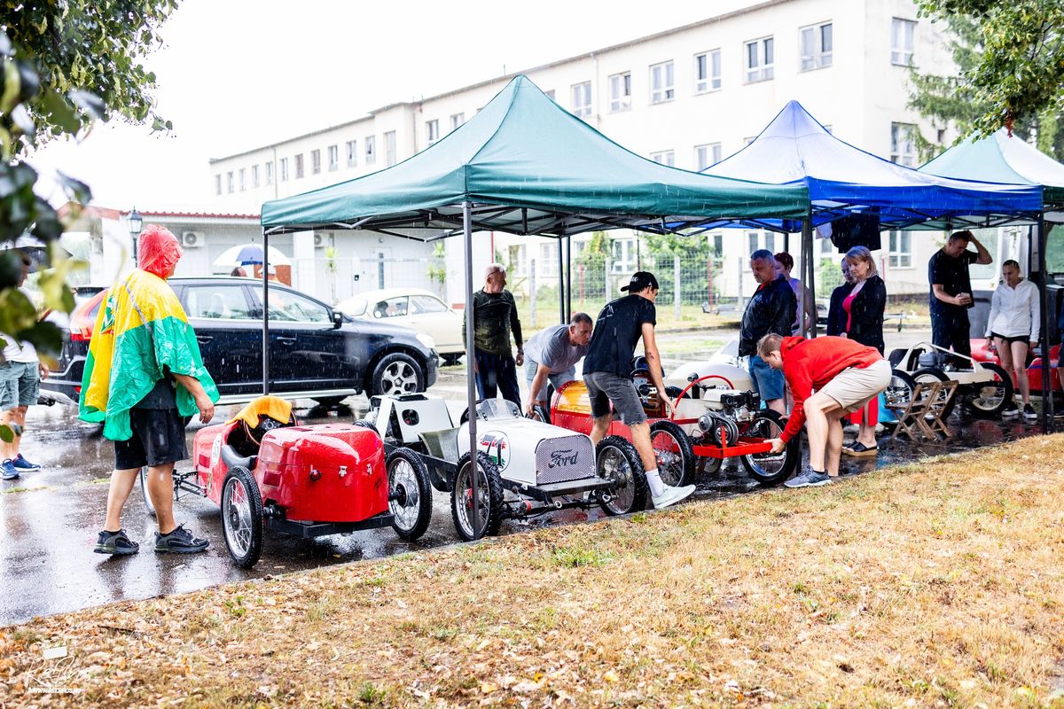 A szakadó eső sem szeghette kedvét a cyclekart szerelmeseinek