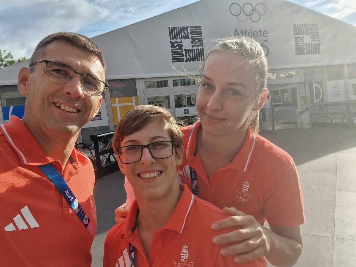 Paksiak az olimpiai faluban: Gercsák Szabina (jobbra), Pupp Réka és Braun Ákos, a női válogatott szövetségi kapitánya