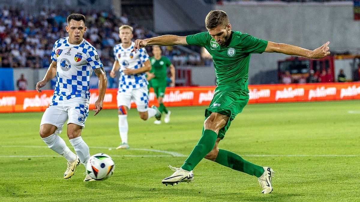 Hahn János (zöldben) és a Paksi FC legyőzte a Corvinult az Európa-liga selejtezőjének visszavágóján