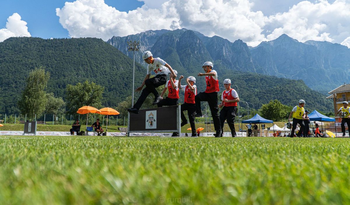 Mesés környezet az idei tűzoltó-olimpia helyszíne. Képünkön a Tolna vármegyei csapat edzés közben