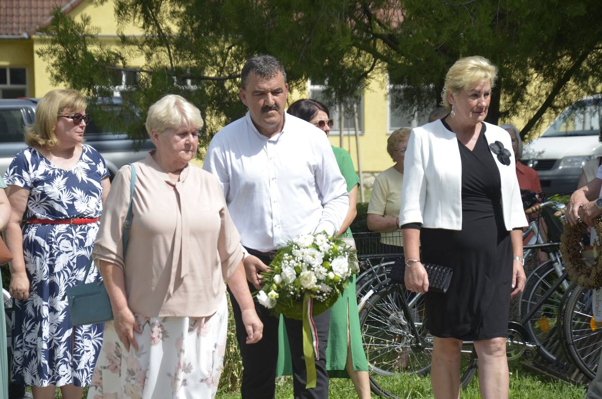 A dombóvári önkorményzat nevében Pintér Szilárd polgármester, illetve Horváth Józsefné és Gyarmati Éva képviselők vettek részt a megemlékezésen