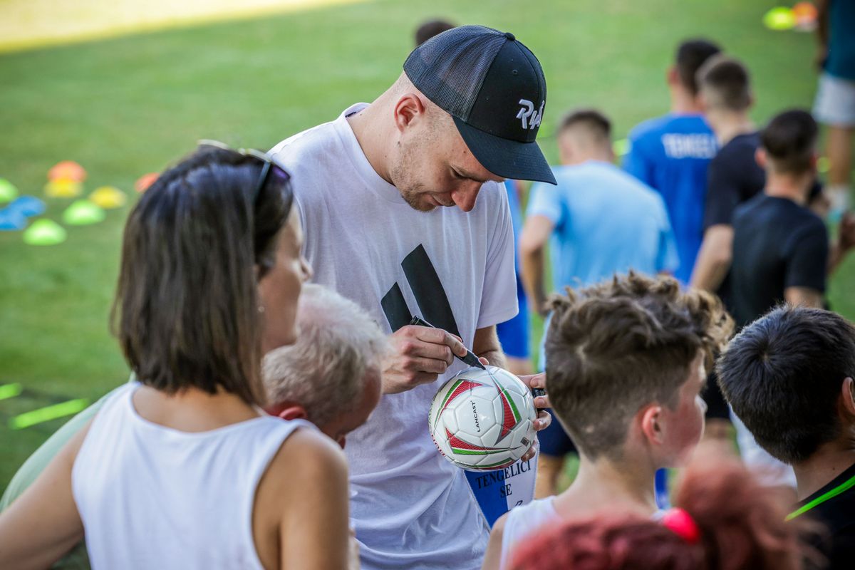 Szalai Attila válogatott labdarúgót megrohamozták a kicsik és nagyok Tengelicen